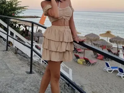 Бонбонова от „Ергенът” цяло лято се пече на морето