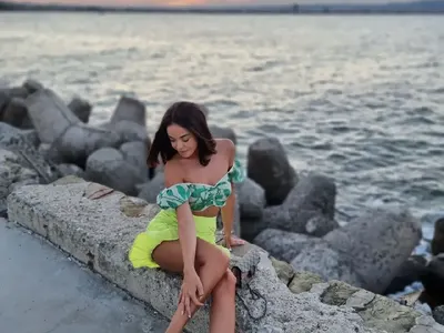 Бонбонова събра погледите на плажа с капела (ФОТО)