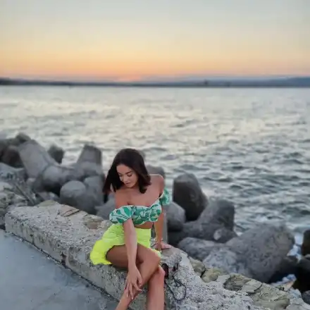 Бонбонова събра погледите на плажа с капела (ФОТО)