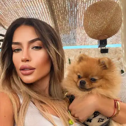 Деколтето на Тита ще се пръсне! (ФОТО в галерия)