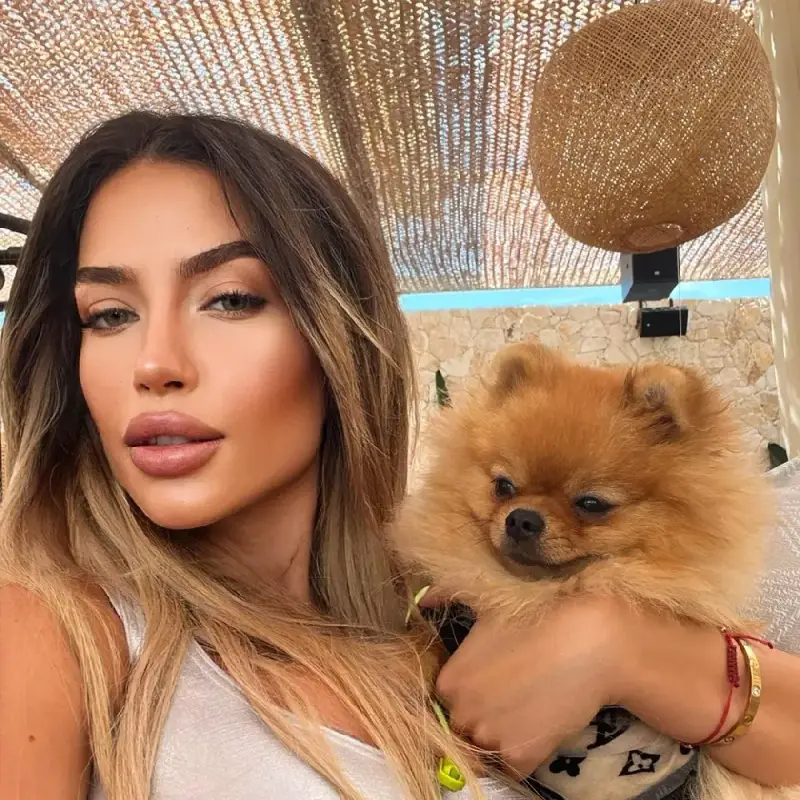 Деколтето на Тита ще се пръсне! (ФОТО в галерия)