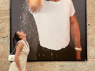 Дениз Хайрула си играе с вибратор