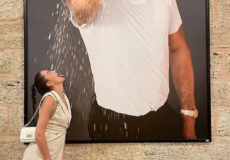 Дениз Хайрула си играе с вибратор