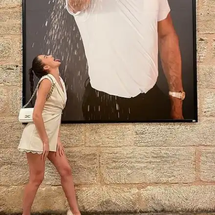 Дениз Хайрула си играе с вибратор