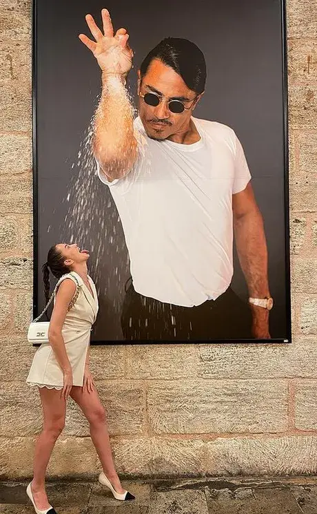 Дениз Хайрула си играе с вибратор