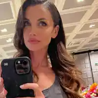 Диляна Попова отрича за напомпаните джуки, подмладила се след раздялата с шавливия Блатечки