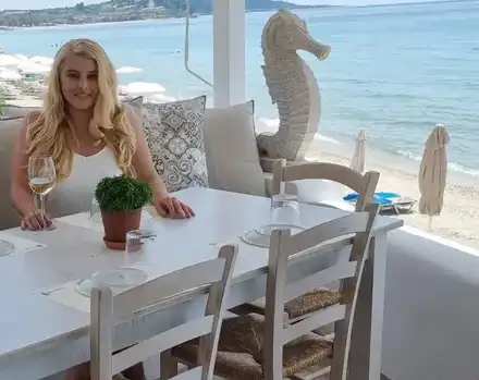 Ева Веселинова не спира да плюска, поду се до пръсване (Снимки)