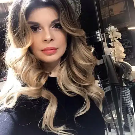 Фалира заведението на попфолк певицата Вероника