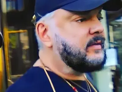 Филип Киркоров тайно в България! Постави огромен венец на гроба на родителите си