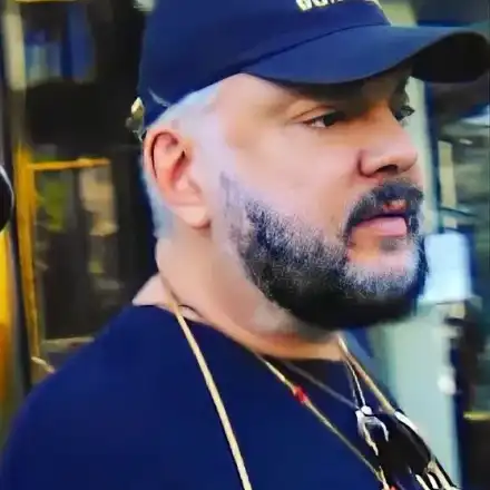 Филип Киркоров тайно в България! Постави огромен венец на гроба на родителите си