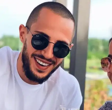 Гъзария! Наум Шопов си купи бяла кола на ток