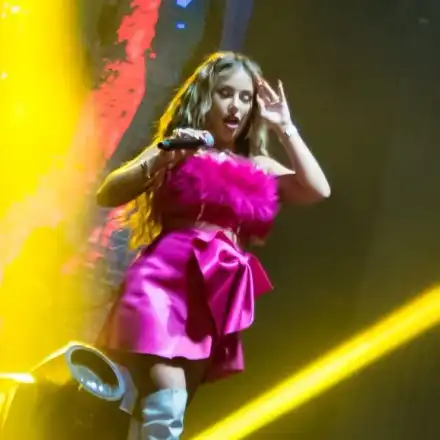 Гери-Никол върти гюбеци по гащи