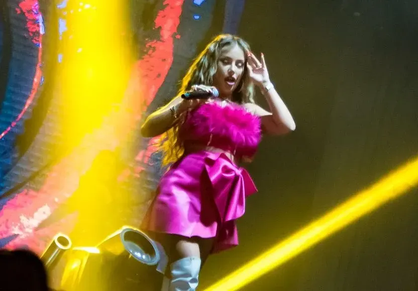 Гери-Никол върти гюбеци по гащи