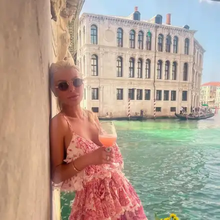 Гущерова се глези във Венеция