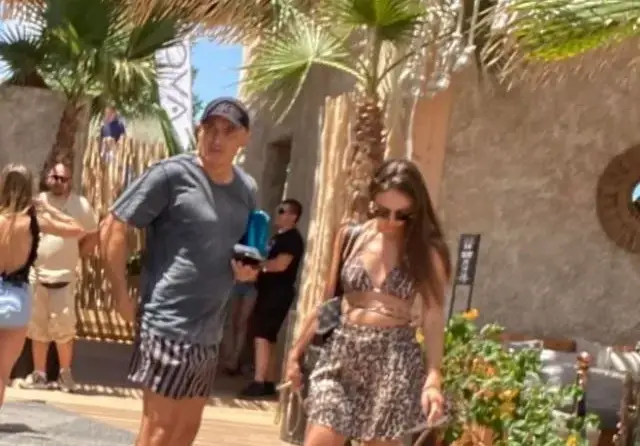 Изловена! Капитонова движи  с по-възрстен мъж