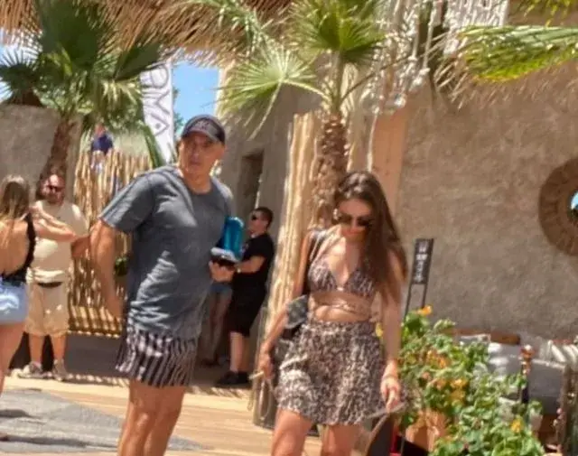 Изловена! Капитонова движи  с по-възрстен мъж