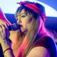 Жана Бергендорф пропя за... праскови