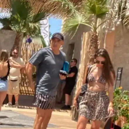 Капитонова на море с възрастния си любовник! Лъже, че нямали връзка