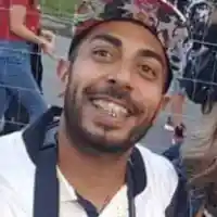 Килата май ще става татко, купува бебешки терлички