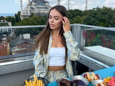 Лакомия! Виктория Капитонова преяжда в Истанбул