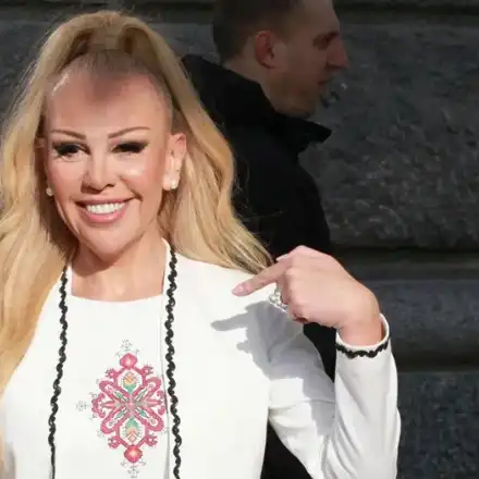 Луна се жалва: Блокираха телефона и профилите ми заради Слави и Костадинов