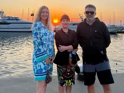 Малък Тошко се събра с жена си на морето! Щерка му Катерина с десетки обожатели (ФОТО)