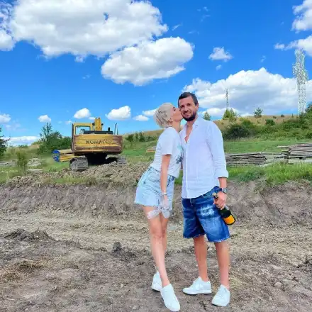 Миска и футболист строят къща! Направиха първа копка