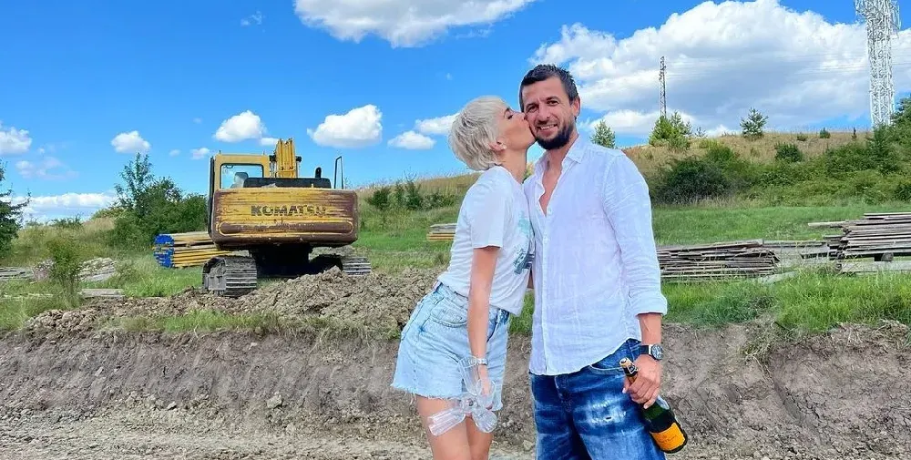 Миска и футболист строят къща! Направиха първа копка