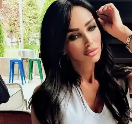 Налази я! Виж как Биляна Дол се сближи с примат