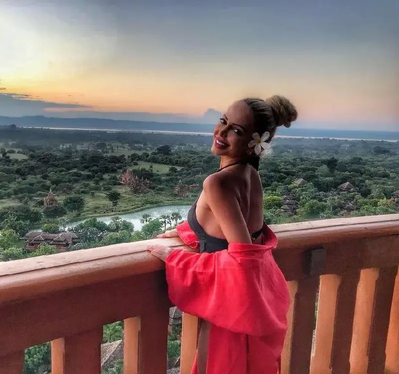 Плеймейтка пленена от Мианмар