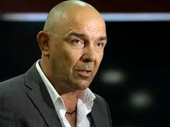 По пътя към храма: Дървени фалоси възмутиха Милото