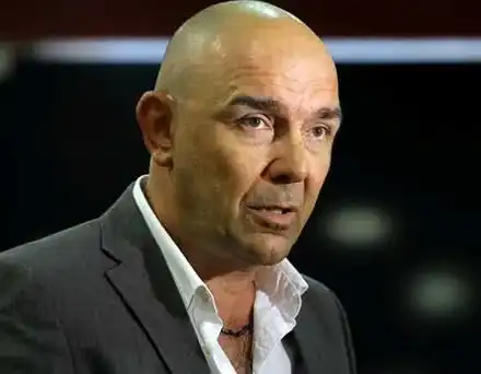 По пътя към храма: Дървени фалоси възмутиха Милото