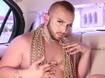 Пошло: Сладкар, мераклия за слава, неуспешно имитира младия Азис (Снимки за възрастни)