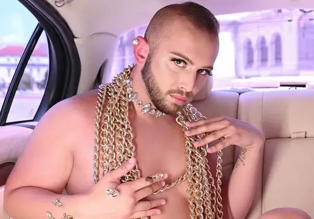 Пошло: Сладкар, мераклия за слава, неуспешно имитира младия Азис (Снимки за възрастни)