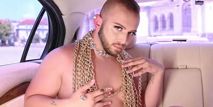 Пошло: Сладкар, мераклия за слава, неуспешно имитира младия Азис (Снимки за възрастни)