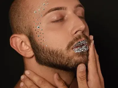 Пошло: Сладкар, мераклия за слава, неуспешно имитира младия Азис (Снимки за възрастни)