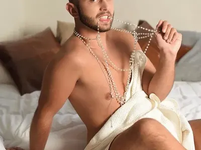 Пошло: Сладкар, мераклия за слава, неуспешно имитира младия Азис (Снимки за възрастни)