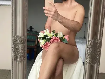 Пошло: Сладкар, мераклия за слава, неуспешно имитира младия Азис (Снимки за възрастни)