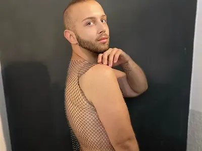 Пошло: Сладкар, мераклия за слава, неуспешно имитира младия Азис (Снимки за възрастни)