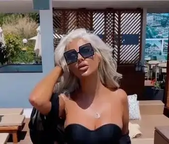 Потрес: Андреа показа целулита (Ужасяваща снимка)