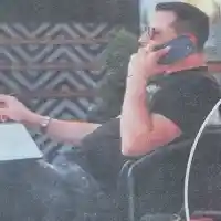 Прохлада! Синът на Доган пийва биричка на сянка