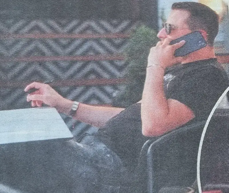 Прохлада! Синът на Доган пийва биричка на сянка