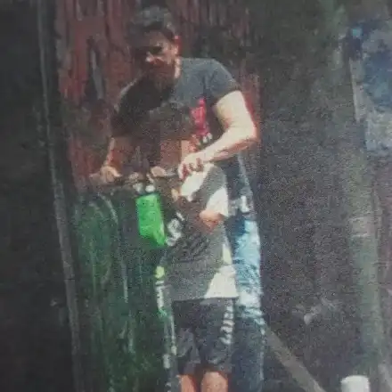 Рисковани маневри: Блатечки и синът му без каски на тротинетка