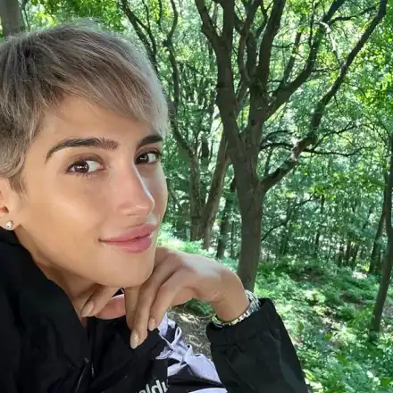 Ромина Тасевска релаксира в гората