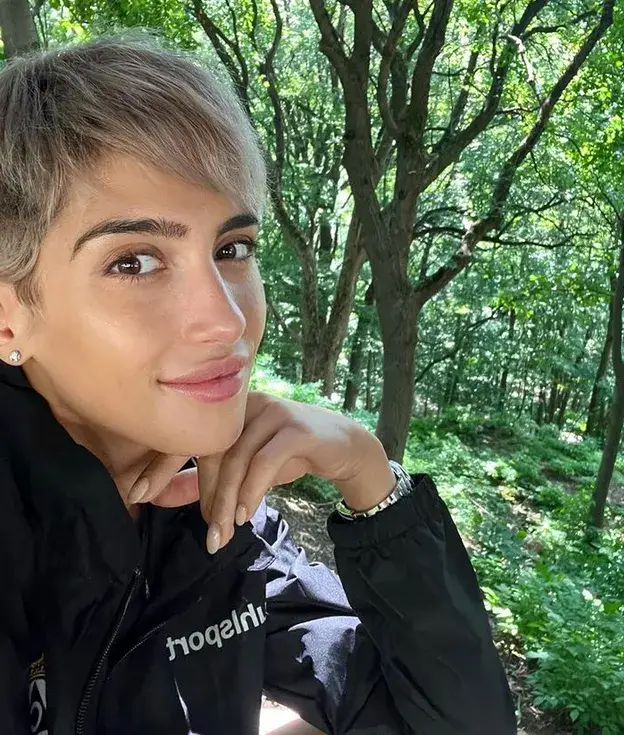 Ромина Тасевска релаксира в гората