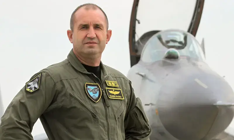 Румен Радев се бори за мачо №1 в българската политика