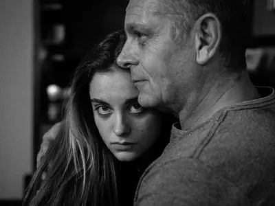 Щерката на Юлиян Вергов пуши като комин! (Папарашко фото)