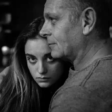 Щерката на Юлиян Вергов пуши като комин! (Папарашко фото)