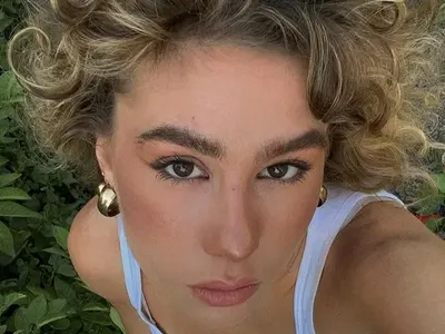 Щерката на президента Радев изпоти мрежата с интимен татус (Гореща снимка в галерията)