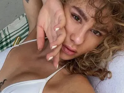 Щерката на президента Радев изпоти мрежата с интимен татус (Гореща снимка в галерията)